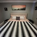 Blue Shark *H12* @ River Oaks Modern 1Br King Apartment