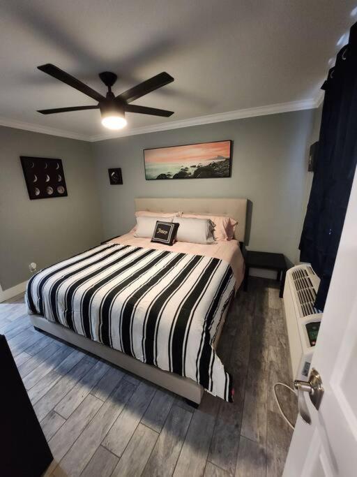 Blue Shark *h12* @ River Oaks Modern 1br King * Houston