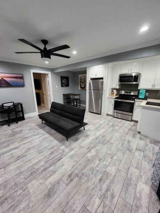 Blue Shark *h12* @ River Oaks Modern 1br King