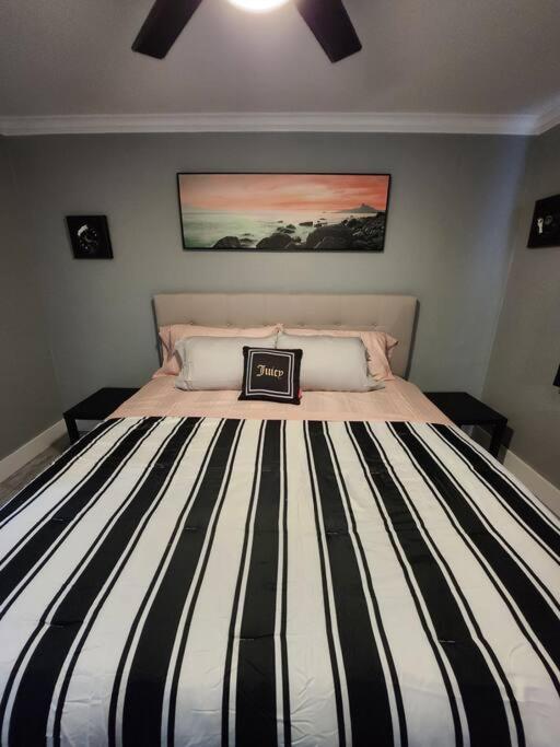 Apartment Blue Shark *h12* @ River Oaks Modern 1br King Houston