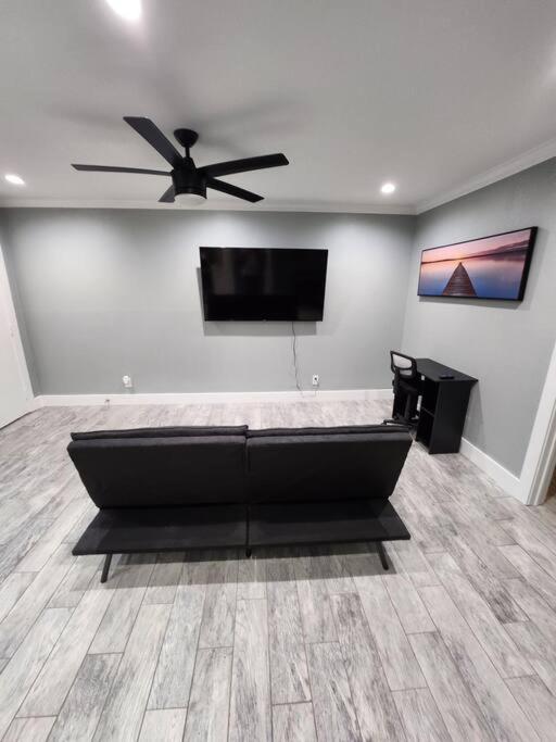 Blue Shark *h12* @ River Oaks Modern 1br King Apartment Houston
