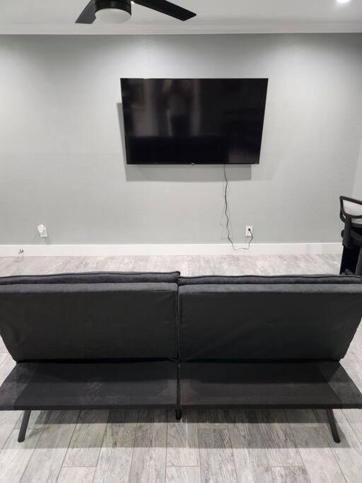 Apartment Blue Shark *h12* @ River Oaks Modern 1br King Houston