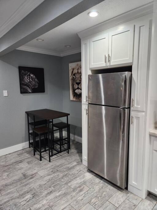 Apartment Blue Shark *h12* @ River Oaks Modern 1br King Houston