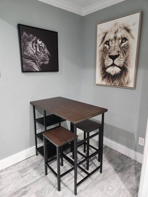 Blue Shark *h12* @ River Oaks Modern 1br King Houston