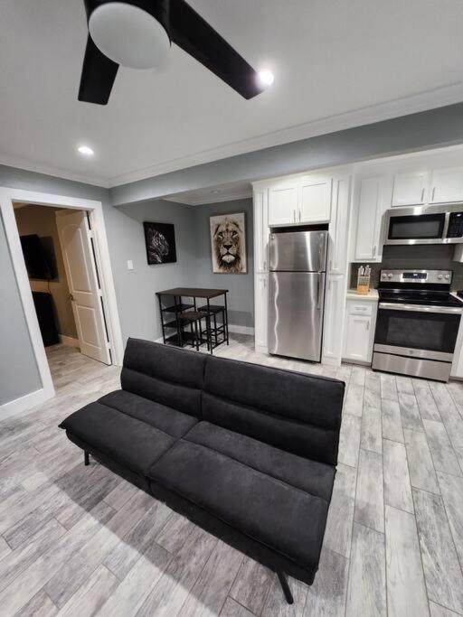 Blue Shark *h12* @ River Oaks Modern 1br King