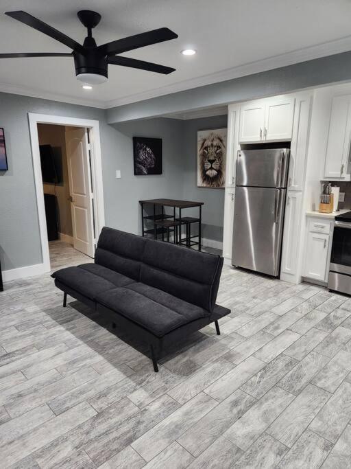 Apartment Blue Shark *h12* @ River Oaks Modern 1br King Houston