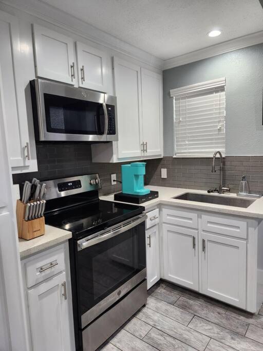 Blue Shark *h12* @ River Oaks Modern 1br King Apartment
