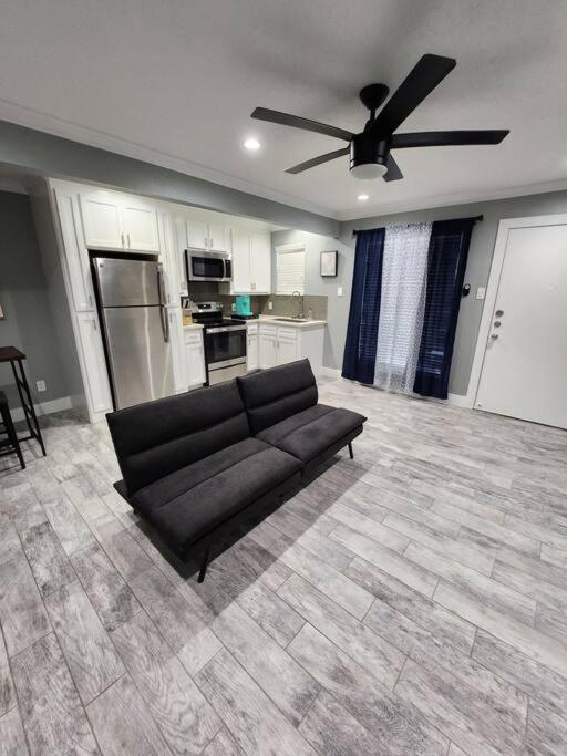 Apartment Blue Shark *h12* @ River Oaks Modern 1br King