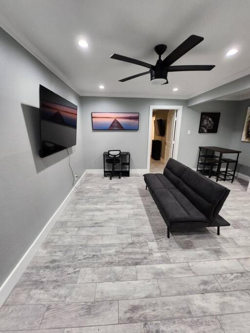Blue Shark *h12* @ River Oaks Modern 1br King Apartment Houston