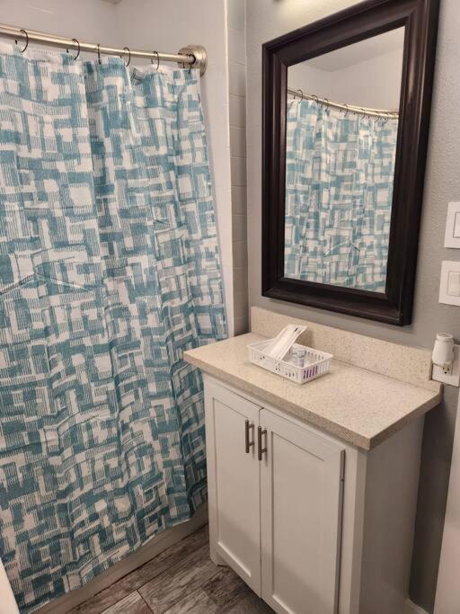 Blue Shark *h12* @ River Oaks Modern 1br King